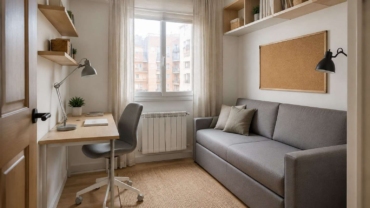Habitación pequeña con sofá cama cerrado y escritorio de poco fondo